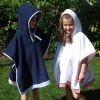 Sötétkék kék-fehér csíkos aljú fürdő köntös (poncho formájú)