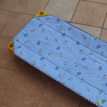 Kék alapon macis nyuszis steppelt lepedő és párna