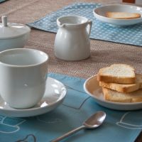 Pöttyös-cappucinos tányéralátét